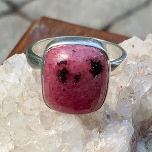 NATURAL BLACK MAGNESE IN RHODONITE 925 STERLING SILVER RING, SIZE 9.5